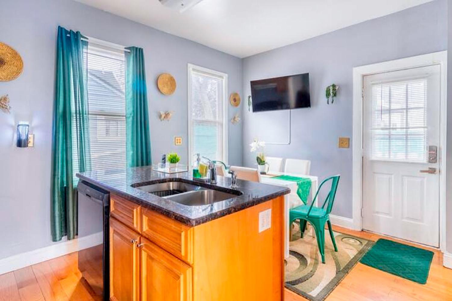 The Tremont Emerald - By Christmas Story House - Historic Charm & Modern Comfort Near Downtown With Parking, 300Mb Wifi & Self Check-In Cleveland Exterior photo