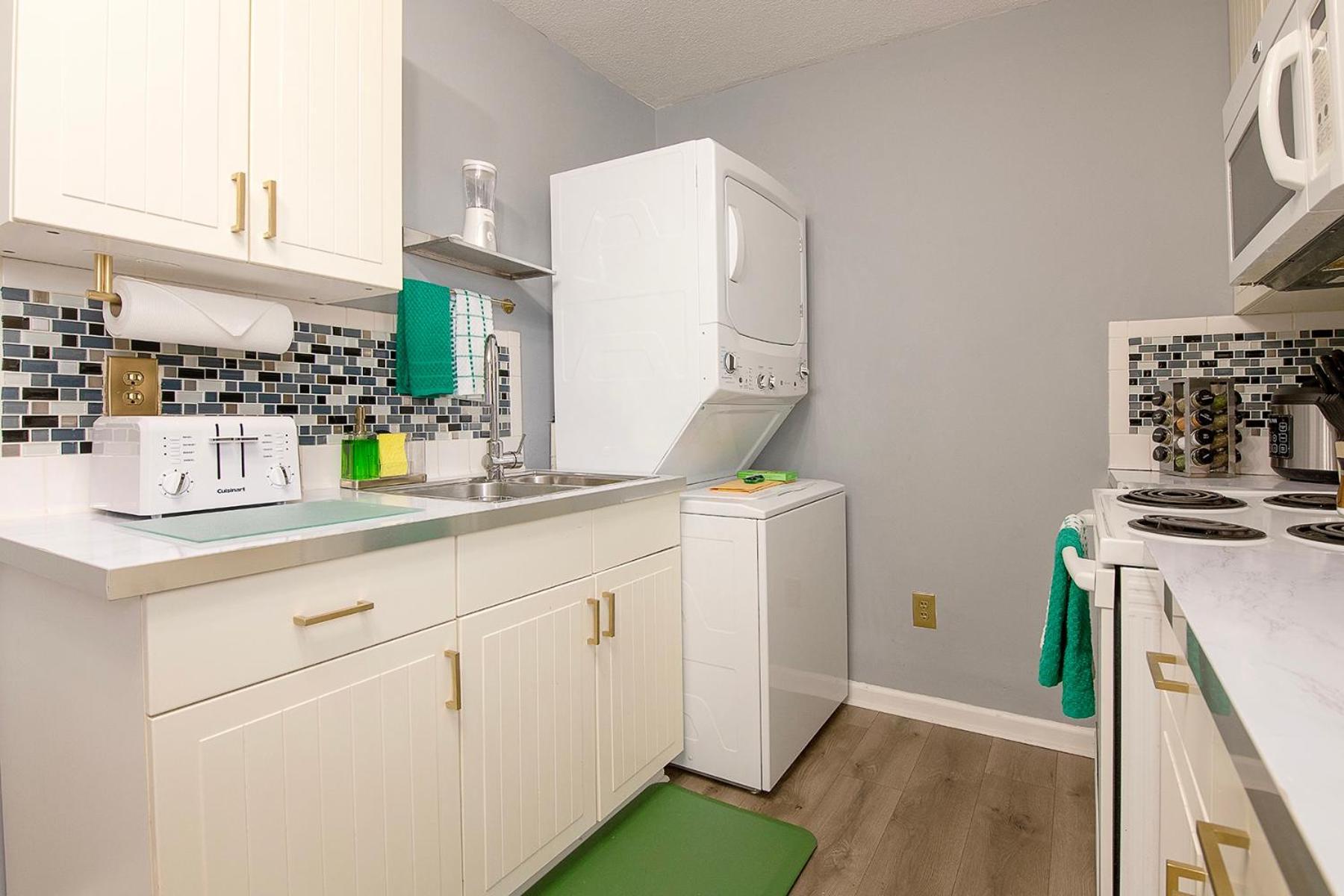 The Tremont Emerald - By Christmas Story House - Historic Charm & Modern Comfort Near Downtown With Parking, 300Mb Wifi & Self Check-In Cleveland Exterior photo