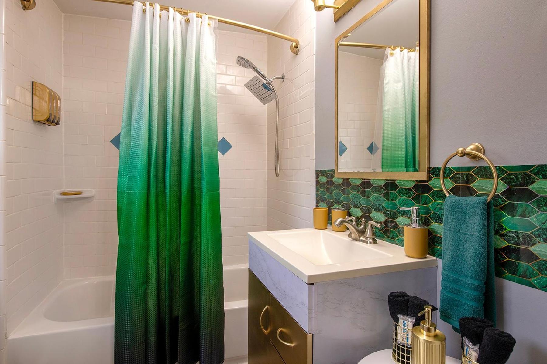The Tremont Emerald - By Christmas Story House - Historic Charm & Modern Comfort Near Downtown With Parking, 300Mb Wifi & Self Check-In Cleveland Exterior photo