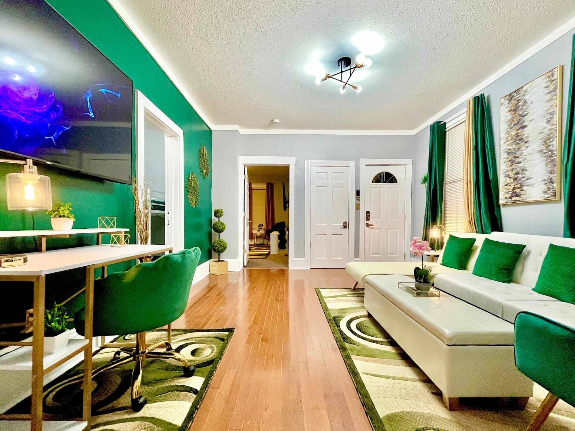 The Tremont Emerald - By Christmas Story House - Historic Charm & Modern Comfort Near Downtown With Parking, 300Mb Wifi & Self Check-In Cleveland Exterior photo